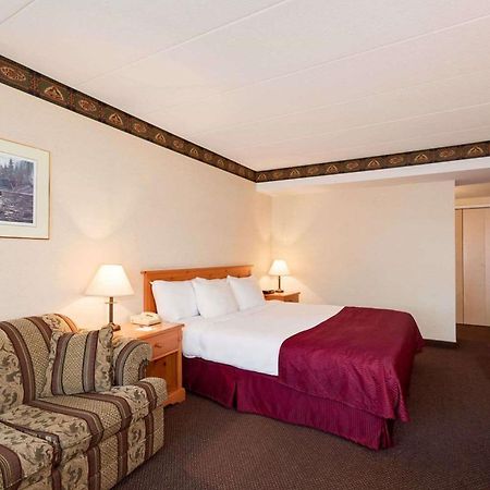 Ramada By Wyndham Pinewood Park Resort North Bay Exterior foto