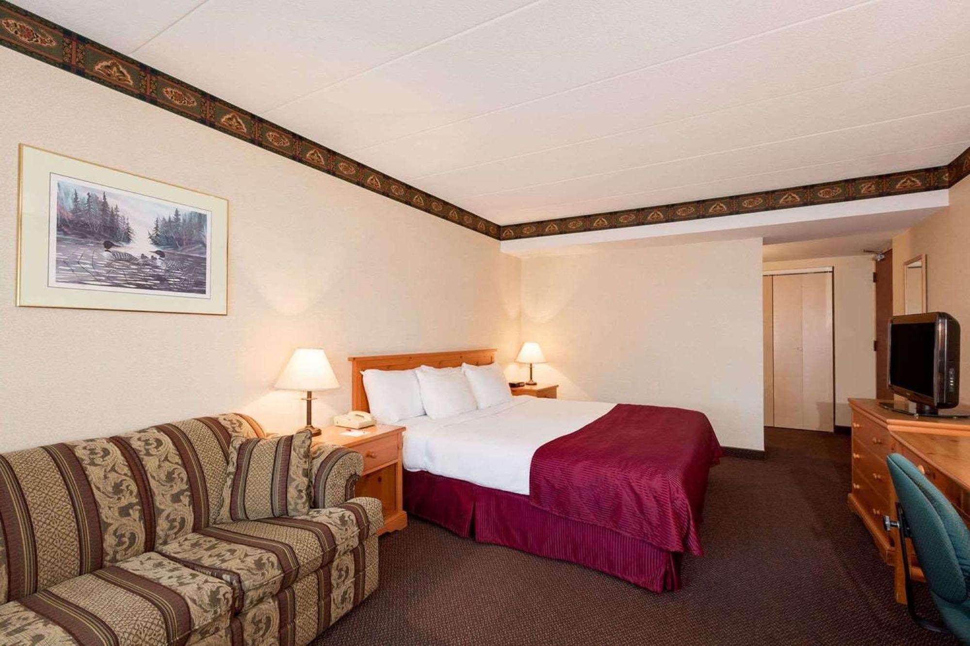 Ramada By Wyndham Pinewood Park Resort North Bay Exterior foto